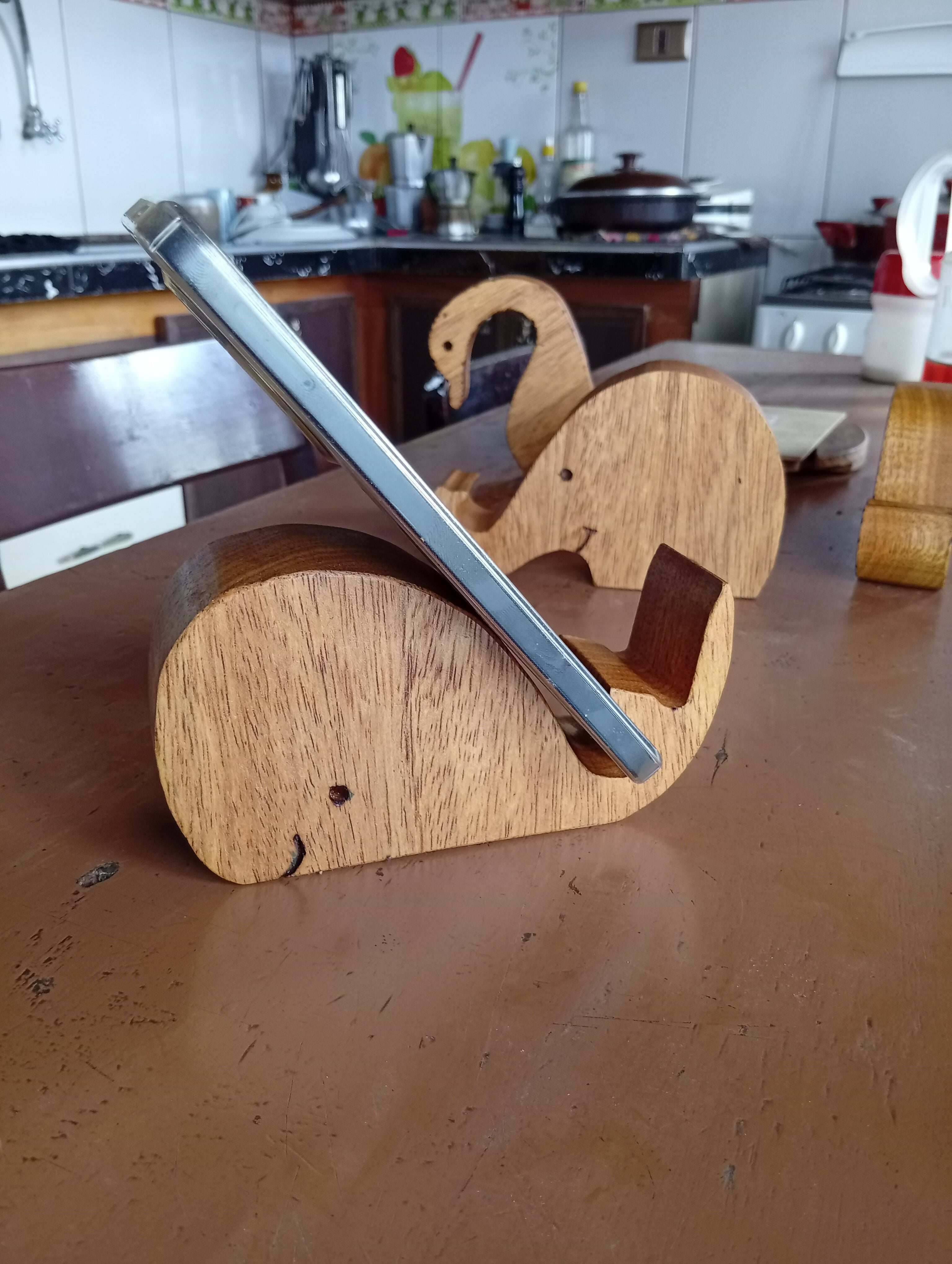 Porta celular de madera elefante