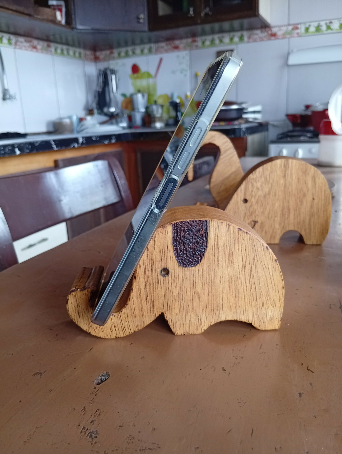 Porta celular de madera elefante